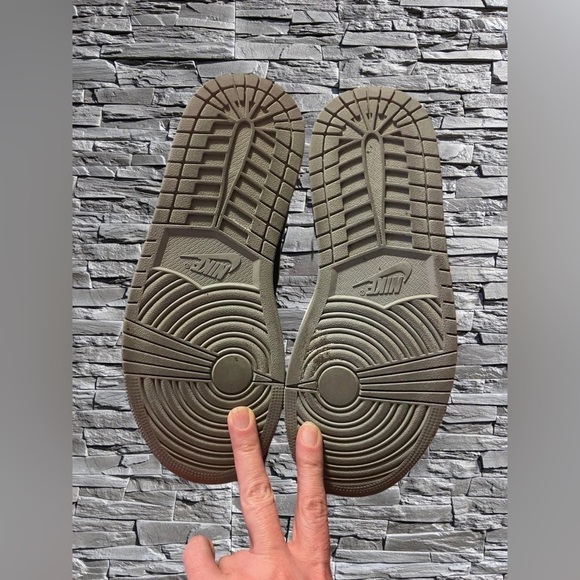 Nike Air Jordan’s. 2018 shadow. Retro mid rise black-and-grey men’s size 8. - Picture 5 of 7